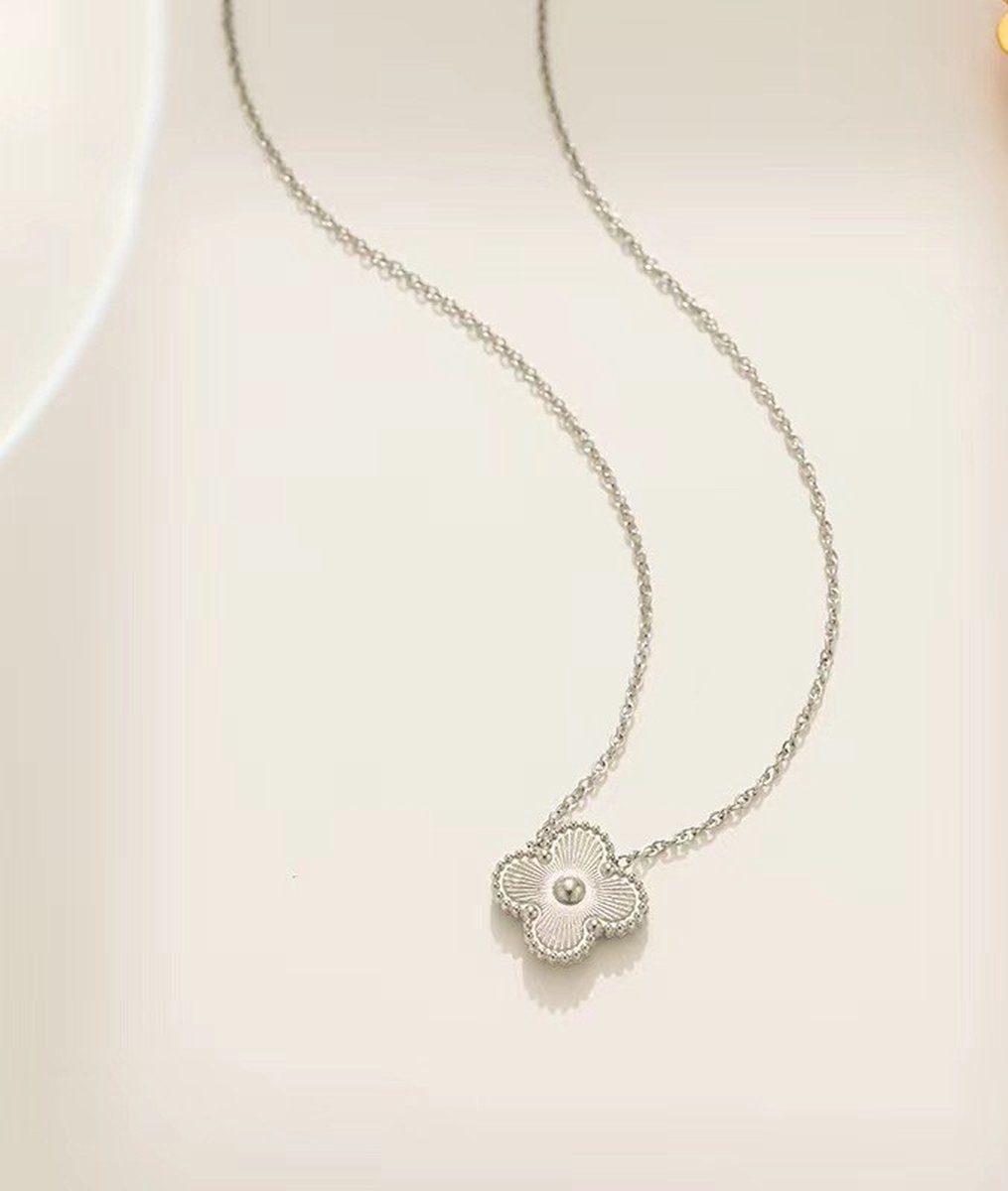 EHH BEAUTY -Zilverkleurige klaver ketting -Clover chain - Cadeau vrouw / dochter - Zilverkleurig sieraad