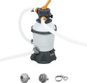 Zandfilterpomp met witte en grijze behuizing, oranje hendel en witte slangen. Accessoires onderaan.