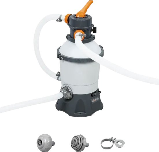 Zandfilterpomp met witte en grijze behuizing, oranje hendel en witte slangen. Accessoires onderaan.