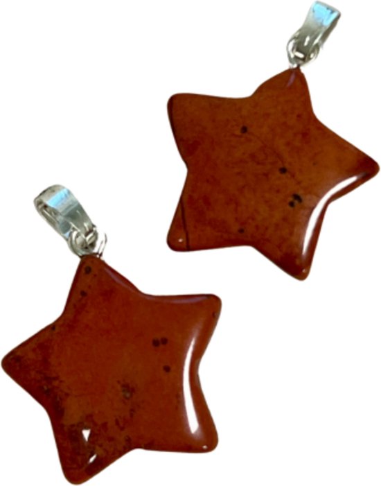 Twee rode jaspis sterhangers met zilverkleurige clips.