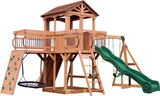 Houten speelhuis met klimmuur, glijbaan, schommels, trapeze en zandbak, geïsoleerd op witte achtergrond.