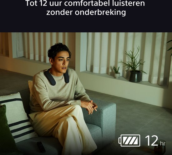 Man met een nekband-speaker en een koptelefoon, zittend op een bank. Batterij-icoon met 12 uur.