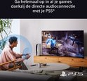 Man met een koptelefoon die een PS5-controller vasthoudt, naast een TV met Spider-Man.