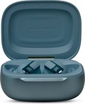 Blauwe JBL Live Beam 3 oordopjes in geopende blauwe laadcase.