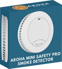 Doos van Aroha Mini Safety Pro Smoke Detector met witte rookmelder erop. Tekst: AROHA MINI SAFETY PRO SMOKE DETECTOR.
