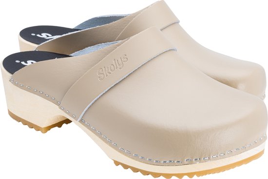 Paar beige klompen van Skolys met een houten zool. Hoge hak, gestikte details en logo op de gesp.
