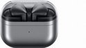 Grijze Samsung Galaxy Buds3 Pro in gesloten oplaadcase met transparant deksel.