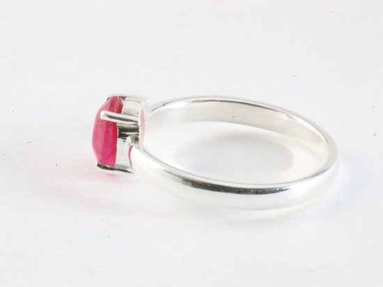 Zilveren ring met ovale, helderrode robijn, zij aanzicht. De ring heeft een hoogglans afwerking.