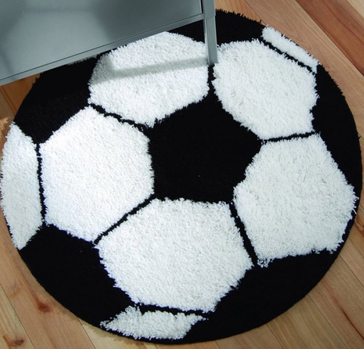 Rond vloerkleed grote voetbal zwart - wit van dikke kwaliteit / zachte voetbal mat (tapijt / kleed) / kindertapijt voetbalkamer (balsport kinderkamer / speelkamer tieners, voor jongens & meisjes)