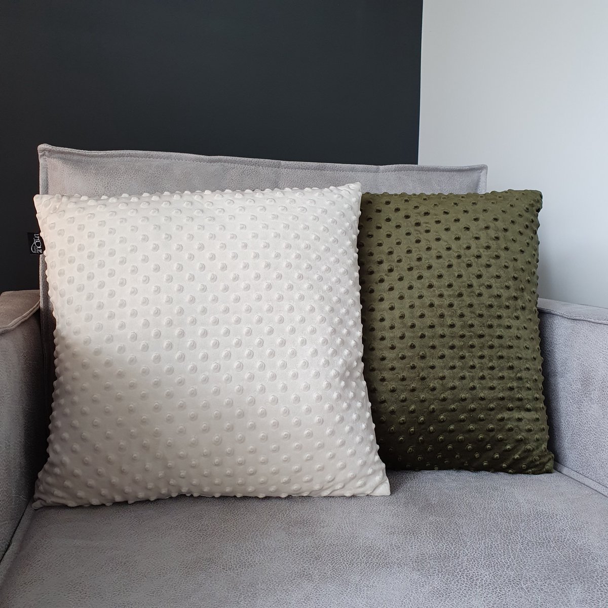 Unique Living Kussen – Sierkussen – Kussens Woonkamer – Set van 2 – Velvet – Noppen – Luxe Kussen – 45x45 cm – Crème – Off-White – Donker Groen