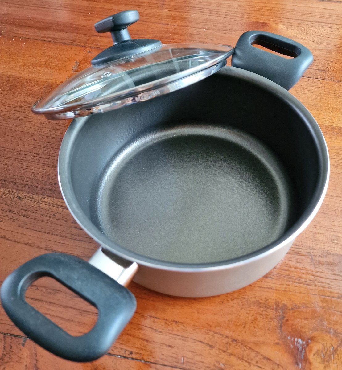 Hapjespan met glazen deksel diameter 26 cm hoogte 7 cm