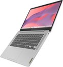 Zilverkleurige Lenovo Chromebook, open in een hoek met scherm aan en toetsenbord zichtbaar. Logo op de voorkant.