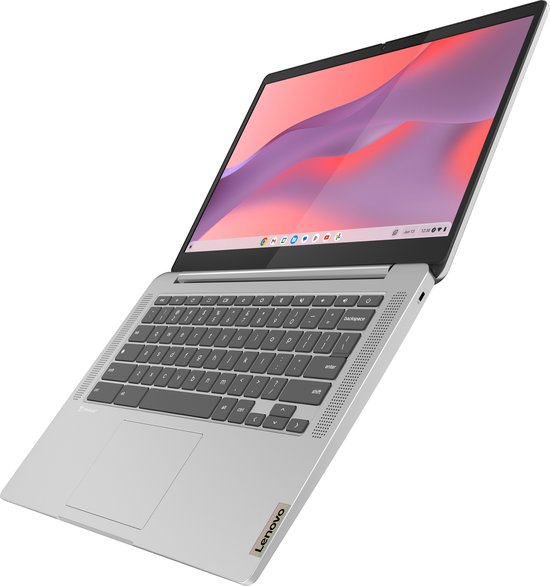 Zilverkleurige Lenovo Chromebook, open in een hoek met scherm aan en toetsenbord zichtbaar. Logo op de voorkant.