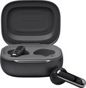 Zwart JBL oplaadcase met geopende deksel en twee oordopjes, waarvan één is uit de case gehaald.