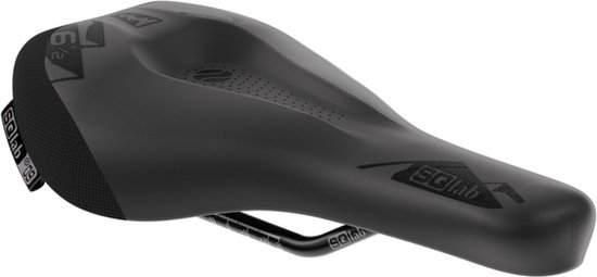 Zwart kinderfietszadel met ERGOWAVE® ergonomische vorm, 11 cm breed. Voorzien van "6 1/2" logo's.