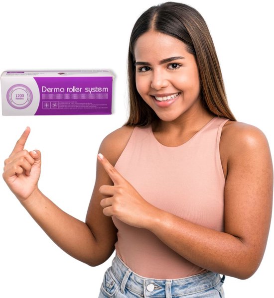 Vrolijke vrouw die wijst naar een doos met 'Derma roller system' en '1200 Needles'.
