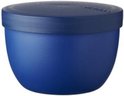 Un pot à collation bleu cobalt avec un couvercle bleu foncé, sur fond blanc.