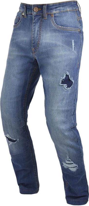 Jean bleu clair avec déchirures aux genoux et en bas, coutures orange et patch logo marron.