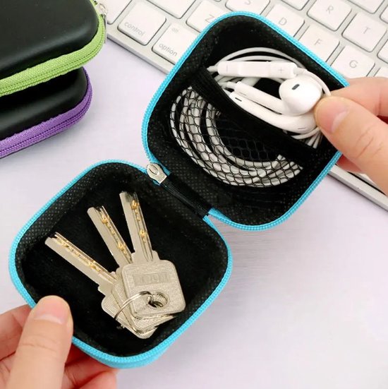 Lichtblauw hoesje met wit oordopje, kabel en sleutels