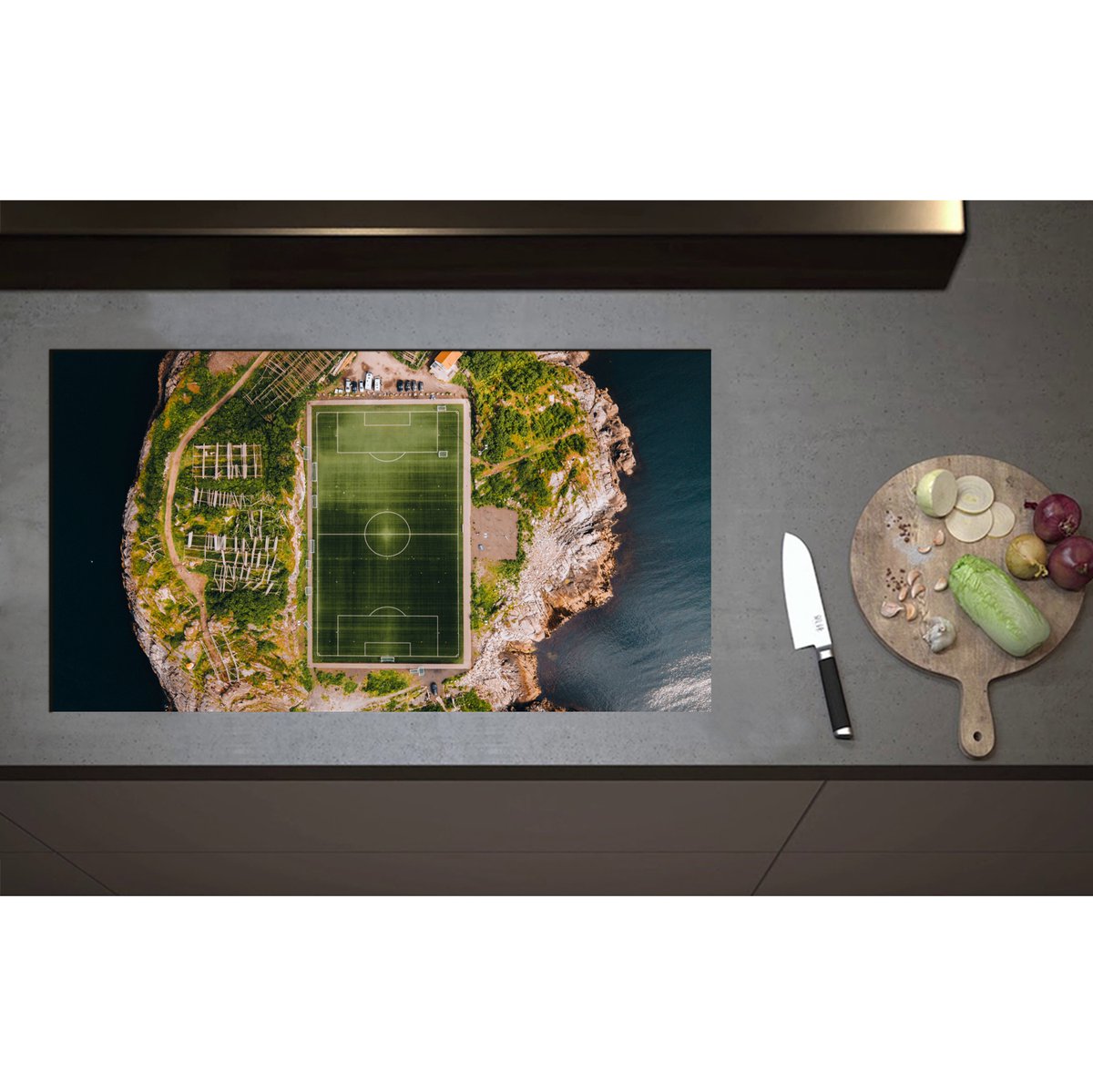 Inductieplaat Beschermer - Bovenaanzicht van het Henningsvaer Voetbal Stadion in Noorwegen - 90x50 cm - 2 mm Dik - Inductie Beschermer - Bescherming Inductiekookplaat - Kookplaat Beschermer van Wit Vinyl