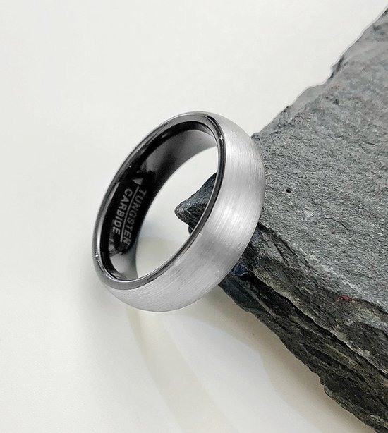 Matte zilverkleurige wolfraamring met zwarte binnenkant en 'TUNGSTEN CARBIDE' inscriptie.