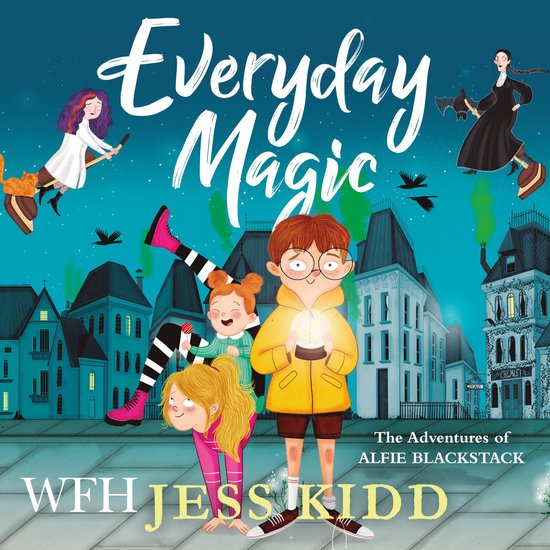 Boek kaft met de titel 'Everyday Magic'. Drie kinderen, waaronder een jongen met bril en gele jas, staan voor een gotische straat met sprookjesachtige huizen. Er vliegen ook een paar heksen.