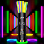 Partizzle 100 stuks Glow in the Dark Sticks met Connectors - Glowsticks - Neon / Carnaval Party Artikelen Breekstaafjes - Verjaardag Feest Versiering / Decoratie - 7 Kleuren
