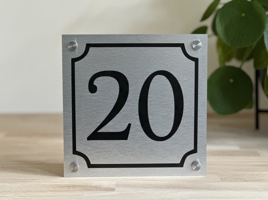 Een klassiek huisnummerbord met het getal 20, zilverkleurig.