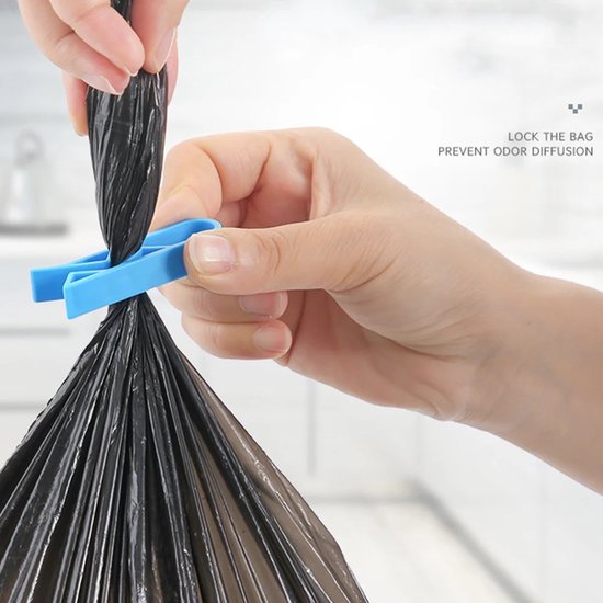 Blauwe clip die een zwarte vuilniszak afsluit om geurverspreiding te voorkomen. Tekst: LOCK THE BAG PREVENT ODOR DIFFUSION.