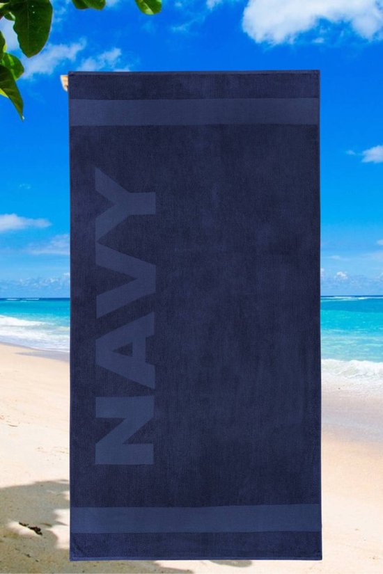 Marineblauw strandlaken met de tekst NAVY in reliëf, tegen een achtergrond van een tropisch strand.