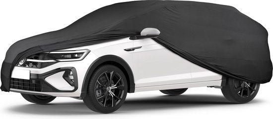 Zwarte autohoes die nauwsluitend om een witte auto zit, met zichtbare velgen.