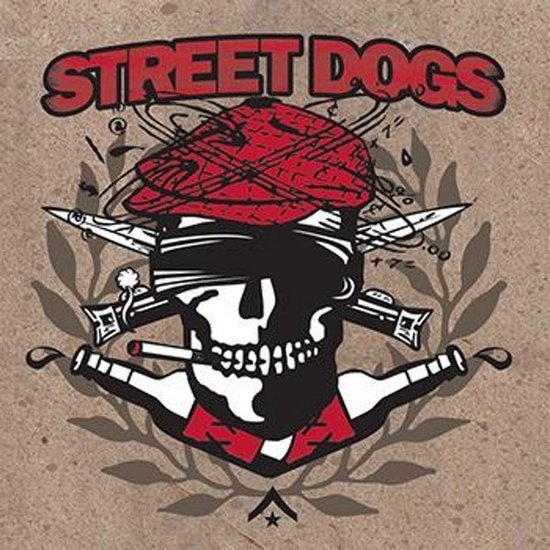 Een schedel met een rode pet, blinddoek en een sigaret in de mond. Twee kruisende pistolen en het opschrift 'STREET DOGS'.