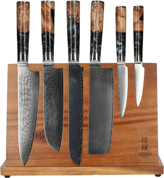 Een houten messenblok met zes Japanse messen met damastpatroon en diverse handvatten van hout en zwarte epoxy.