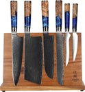 Een houten messenset met vijf messen met blauwe en beige handvatten, waaronder een hakmes.