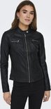 Vrouw in een zwarte faux leren bikerjack met rits middenvoor, ritszakken en zwarte broek.