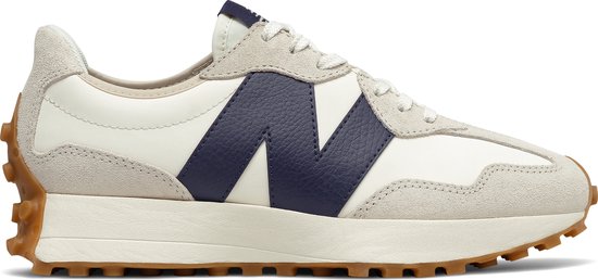 Sneaker New Balance blanche avec N bleu et daim beige, vue latérale.