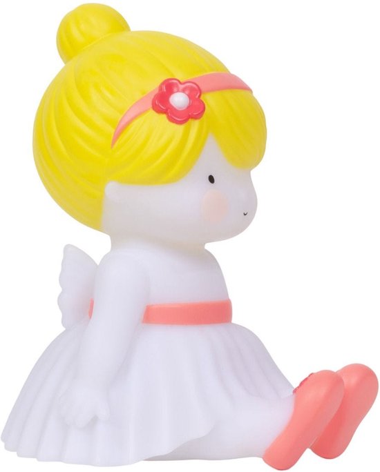 Vue de côté d'une figurine de fée aux cheveux blonds, ruban rose, robe blanche et chaussures oranges.