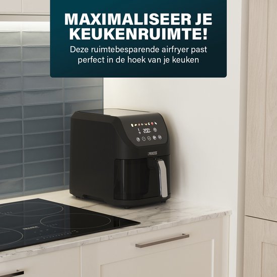 Zwarte Princess heteluchtfriteuse staat op een kookplaat in een keuken, met de tekst 'Maximaliseer je keukenruimte!'.