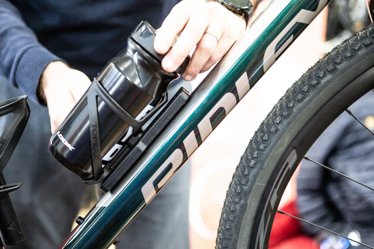 AirTag Fietshouder op het zadel, anti-diefstal, GPS-tracker, inclusief veiligheidsschroeven en gereedschap, voor alle MTB-bikes, eenvoudige plaatsing van de fiets