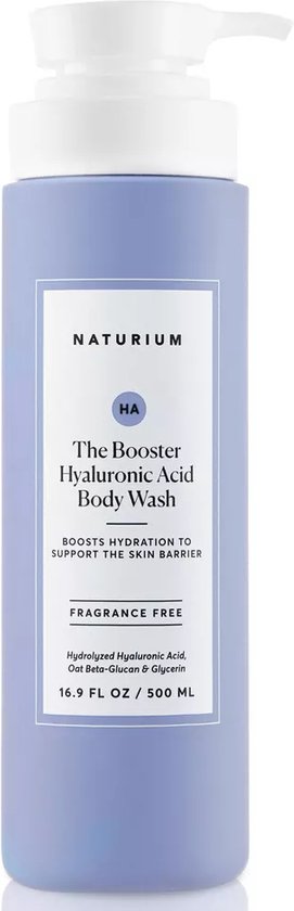 Een zachtpaarse fles Naturium Hyaluronic Acid Body Wash met witte pomp en een etiket.