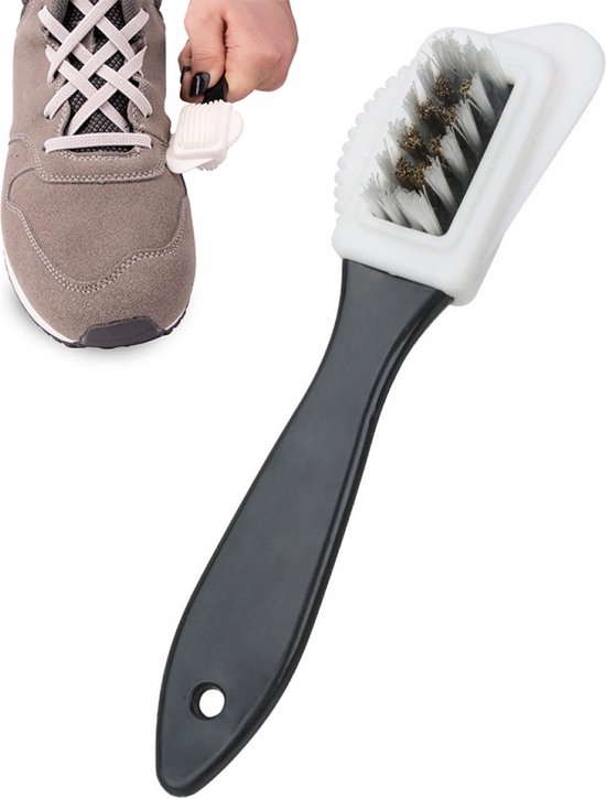 Man Zonder Handschoenen, Die Het Grijze Tapijt Schoonmaken Met Borstel En Microvezeldoek Stomertechniek Droogreinigingstechniek 167912524