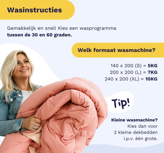 Vrouw met roze dekbed. Tekst: "Wasinstructies: Gemakkelijk en snel! Kies een wasprogramma tussen de 30 en 60 graden. Welk formaat wasmachine? Tip! Kleine wasmachine? Kies dan voor 2 kleine dekbedden i.p.v. één grote."