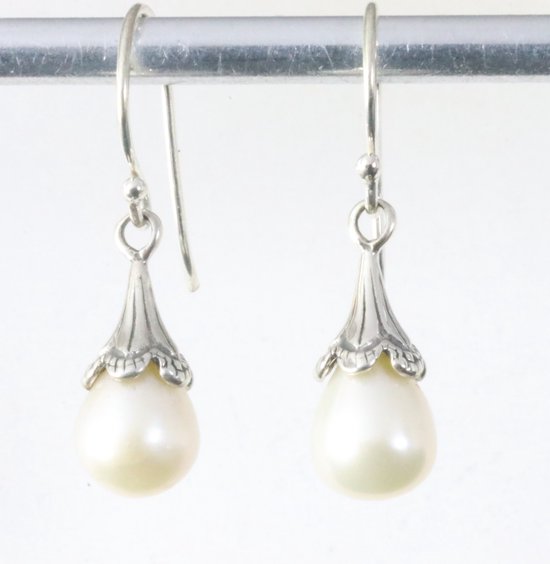 Boucles d'oreilles en argent finement traité avec perle d'eau douce blanche