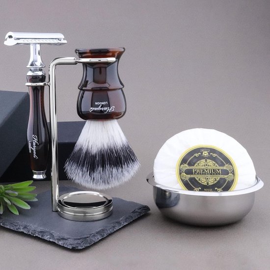 Scheerset met zilveren standaard, bruine kwast, scheermes met bruin handvat en zeep.