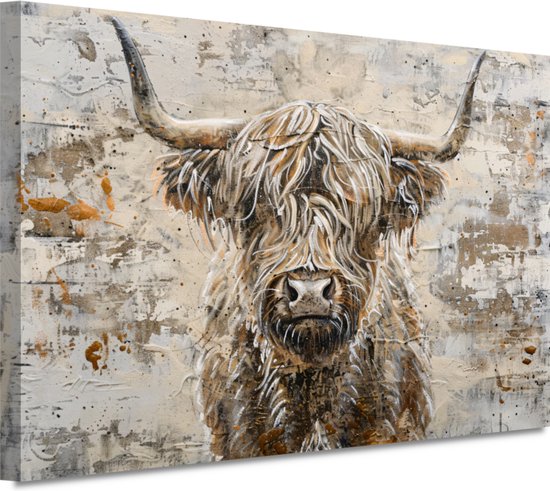Peinture d'un Highlander écossais à la longue toison ébouriffée et aux cornes, devant un mur rustique et patiné.