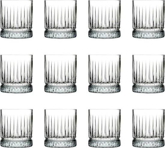 Douze verres vides et côtelés avec une base détaillée et croisée, sur fond blanc.