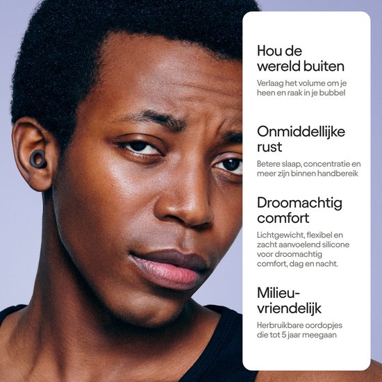 Een man draagt een donkerbruin Loop oordopje in zijn linker oor.