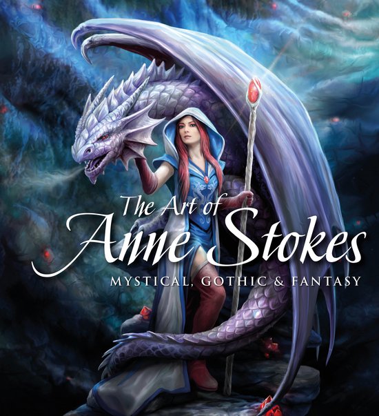 Een vrouw met rood haar, een blauwe hoodie en een staf staat naast een paarse draak. Tekst: The Art of Anne Stokes.