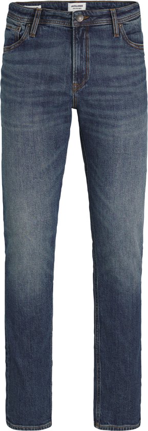 Donkerblauwe jeans met subtiele vervaging en bruine stiksels.