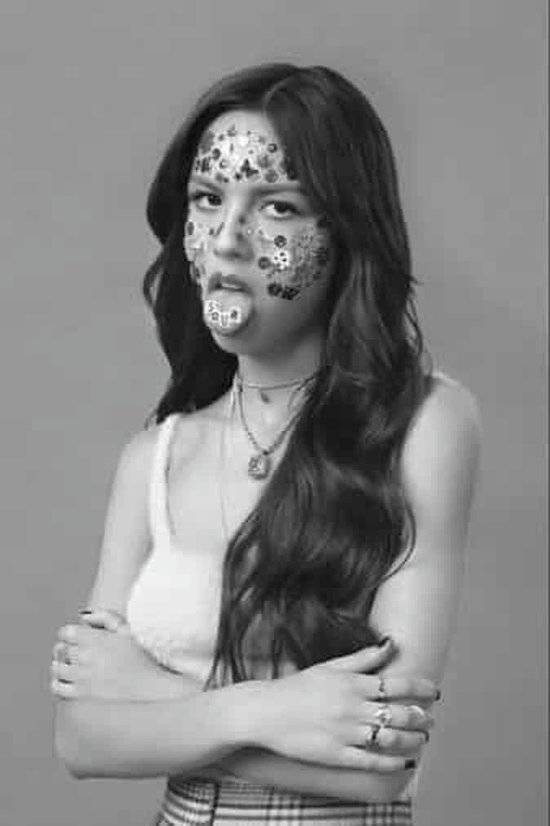 Olivia Rodrigue Poster | Zwart Wit Poster | Musique Affiche | Chanteur Poster | Affiche élégante | Affiche cool | 51x71cm | Décoration murale | Affiche murale | Convient pour l'encadrement